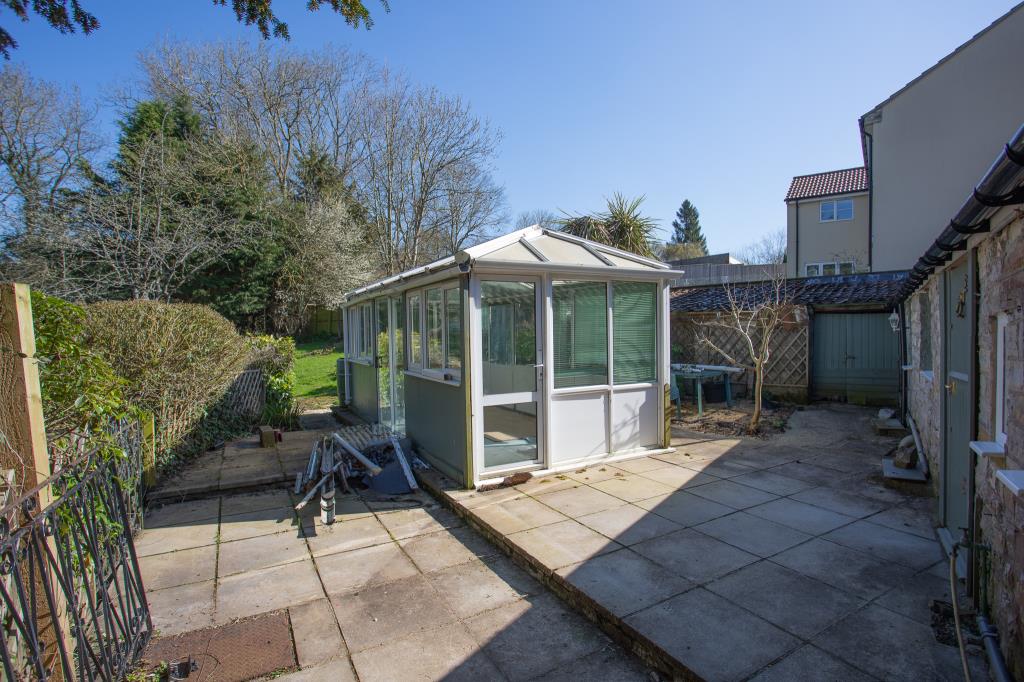 Lot: 89 - DETACHED COTTAGE WITH POTENTIAL -